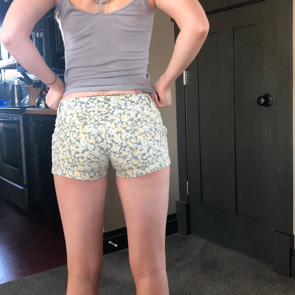 Volcom shorts - Picture 6 of 6